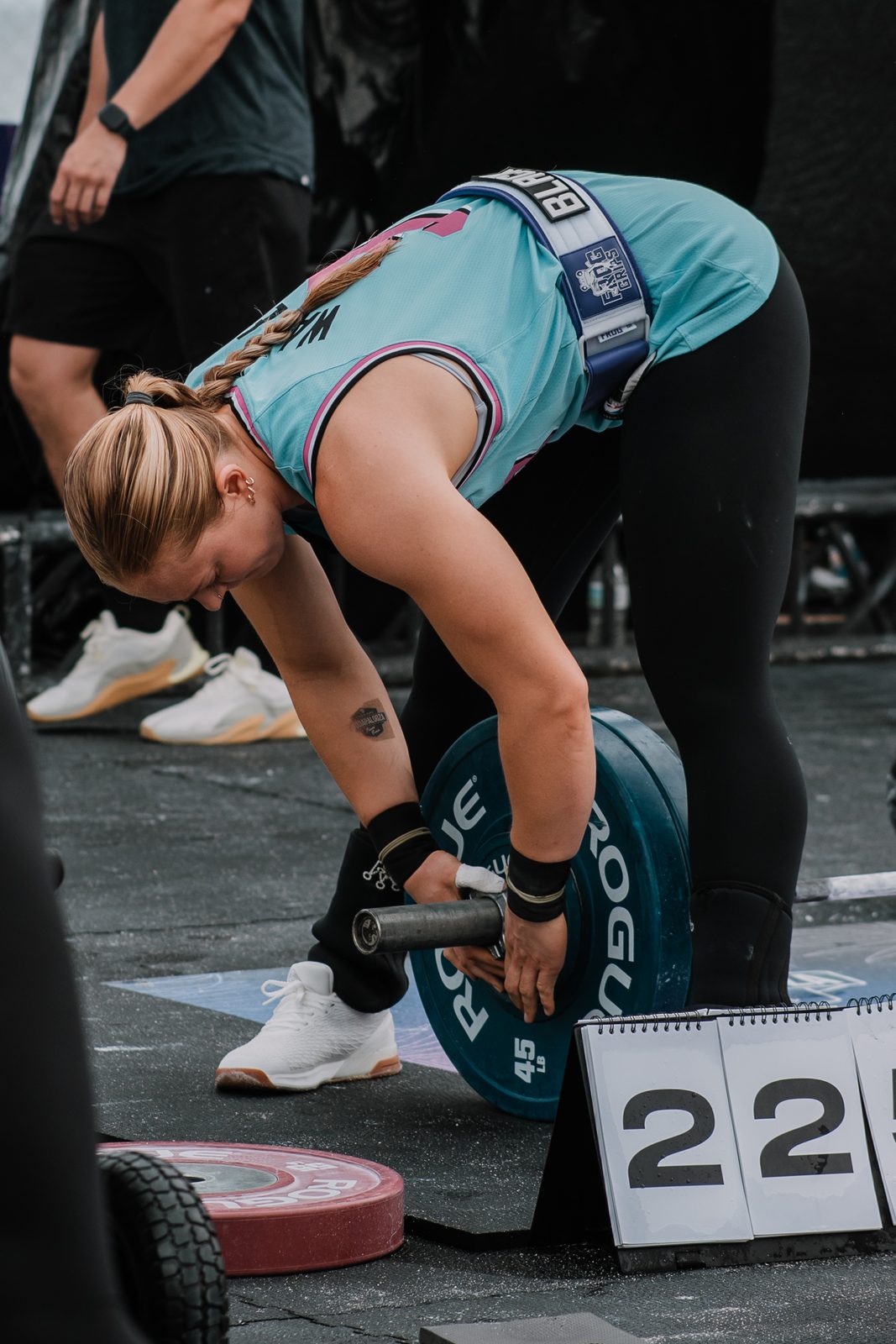 Loading plates onto the bar between lifts